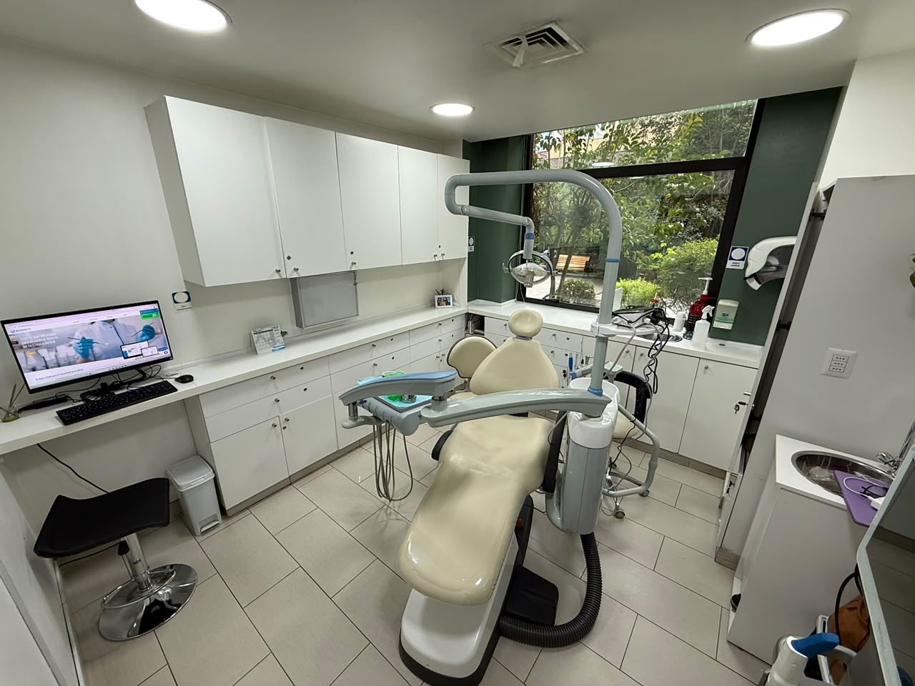 Box de atención de Clínica LEMA con equipamiento dental y ventana