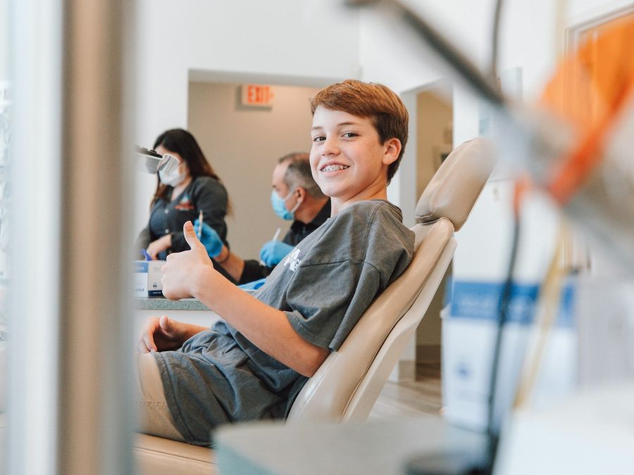 Niño sonriendo en el sillón dental
